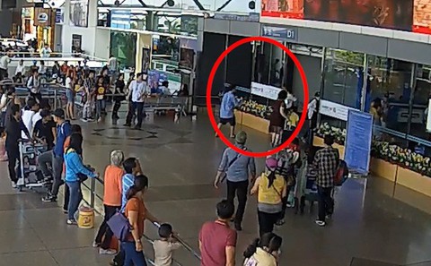 Ngáo đá xông vào sân bay, lên cả máy bay gây náo loạn - Ảnh 1. Ngáo đá xông vào sân bay, lên cả máy bay gây náo loạn - Ảnh 1.