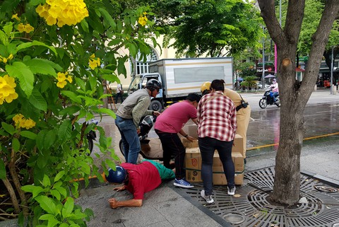 Xe bồn tưới nước đi qua, xe máy ngã nhào trên phố đi bộ Nguyễn Huệ - Ảnh 1. Xe bồn tưới nước đi qua, xe máy ngã nhào trên phố đi bộ Nguyễn Huệ - Ảnh 1.