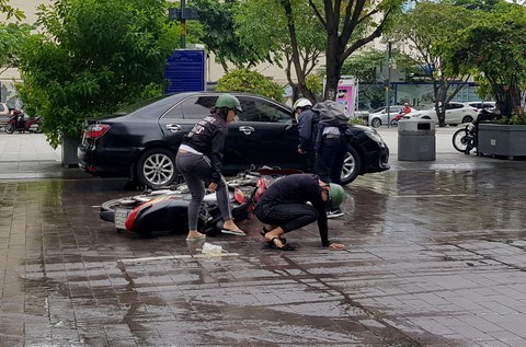 Xe bồn tưới nước đi qua, xe máy ngã nhào trên phố đi bộ Nguyễn Huệ - Ảnh 2. Xe bồn tưới nước đi qua, xe máy ngã nhào trên phố đi bộ Nguyễn Huệ - Ảnh 2.
