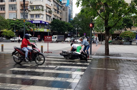 Xe bồn tưới nước đi qua, xe máy ngã nhào trên phố đi bộ Nguyễn Huệ - Ảnh 3. Xe bồn tưới nước đi qua, xe máy ngã nhào trên phố đi bộ Nguyễn Huệ - Ảnh 3.