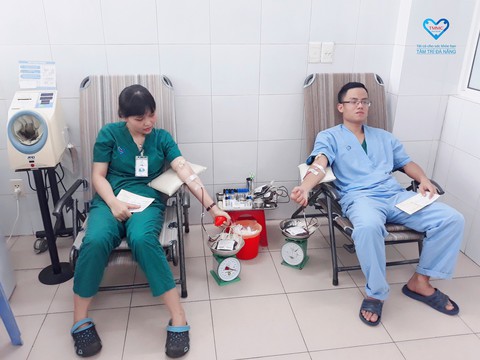 Nhân viên bệnh viện hiến máu cứu bệnh nhân - Ảnh 1. Nhân viên bệnh viện hiến máu cứu bệnh nhân - Ảnh 1.