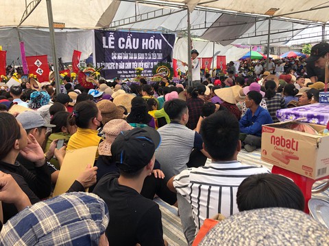Ngư dân vừa thoát nạn lại theo tàu ra tìm 9 thuyền viên còn mất tích - Ảnh 2. Ngư dân vừa thoát nạn lại theo tàu ra tìm 9 thuyền viên còn mất tích - Ảnh 2.
