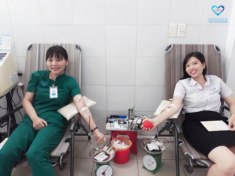 Nhân viên bệnh viện hiến máu cứu bệnh nhân - Ảnh 2. Nhân viên bệnh viện hiến máu cứu bệnh nhân - Ảnh 2.