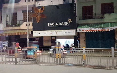 Bắt nghi can cầm ‘súng’ cướp ngân hàng, nghe chuông kêu bỏ chạy - Ảnh 1. Bắt nghi can cầm ‘súng’ cướp ngân hàng, nghe chuông kêu bỏ chạy - Ảnh 1.