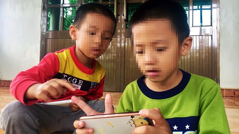 Khi trẻ dán mắt màn hình - Ảnh 1. Khi trẻ dán mắt màn hình - Ảnh 1.