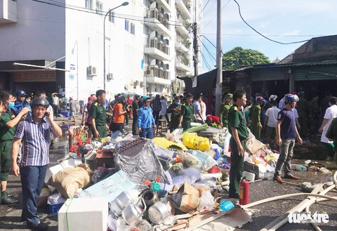 Cháy chợ gần bệnh viện, bác sĩ sơ tán hàng giúp tiểu thương - Ảnh 4. Cháy chợ gần bệnh viện, bác sĩ sơ tán hàng giúp tiểu thương - Ảnh 4.
