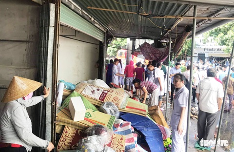 Cháy chợ gần bệnh viện, bác sĩ sơ tán hàng giúp tiểu thương - Ảnh 2. Cháy chợ gần bệnh viện, bác sĩ sơ tán hàng giúp tiểu thương - Ảnh 2.
