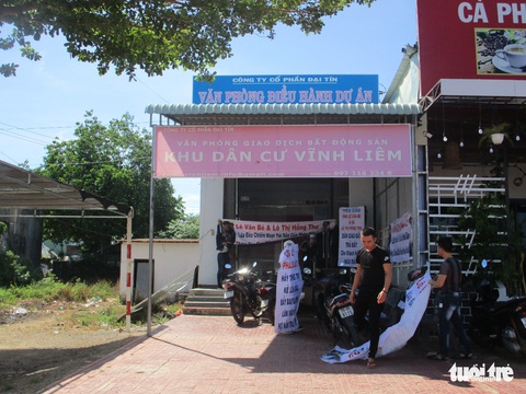 Dân căng băngrôn phong tỏa văn phòng công ty, tố bán 1 lô đất cho nhiều người - Ảnh 1. Dân căng băngrôn phong tỏa văn phòng công ty, tố bán 1 lô đất cho nhiều người - Ảnh 1.