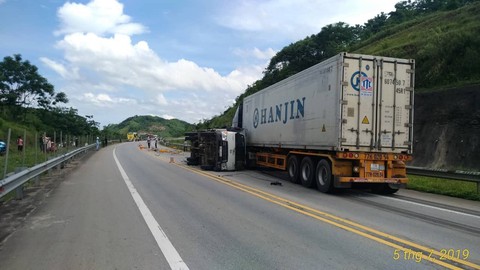 Xe tải đâm xe khách và xe containter trên cao tốc, 3 người bị thương - Ảnh 3. Xe tải đâm xe khách và xe containter trên cao tốc, 3 người bị thương - Ảnh 3.