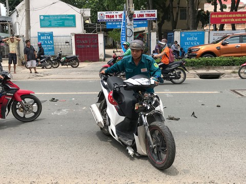 Cô gái trẻ tử vong tại chỗ sau khi tông trực diện vào xe buýt - Ảnh 2. Cô gái trẻ tử vong tại chỗ sau khi tông trực diện vào xe buýt - Ảnh 2.