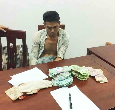 Ăn trộm mang kiếm, máy cắt phá két sắt và túi du lịch... đựng tiền - Ảnh 1. Ăn trộm mang kiếm, máy cắt phá két sắt và túi du lịch... đựng tiền - Ảnh 1.