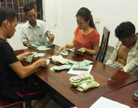 Ăn trộm mang kiếm, máy cắt phá két sắt và túi du lịch... đựng tiền - Ảnh 2. Ăn trộm mang kiếm, máy cắt phá két sắt và túi du lịch... đựng tiền - Ảnh 2.
