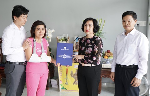 Trao bằng tốt nghiệp cho sinh viên đã mất - Ảnh 1. Trao bằng tốt nghiệp cho sinh viên đã mất - Ảnh 1.