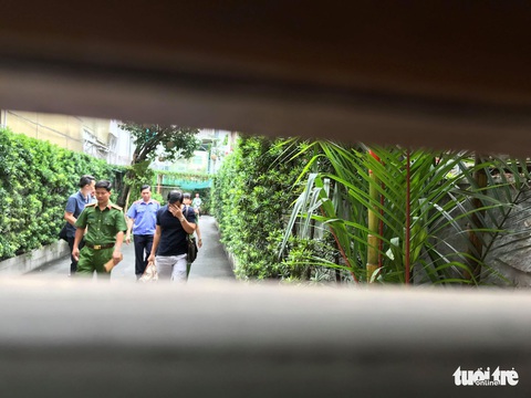 Khám xét nhà và nơi làm việc của ông Lê Tấn Hùng - Ảnh 6. Khám xét nhà và nơi làm việc của ông Lê Tấn Hùng - Ảnh 6.