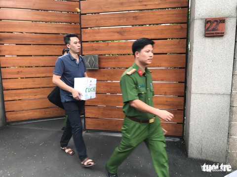 Khám xét nhà và nơi làm việc của ông Lê Tấn Hùng - Ảnh 8. Khám xét nhà và nơi làm việc của ông Lê Tấn Hùng - Ảnh 8.