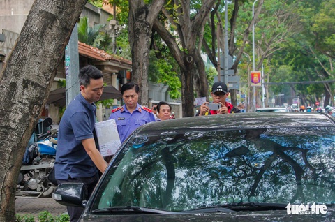 Khám xét nhà và nơi làm việc của ông Lê Tấn Hùng - Ảnh 7. Khám xét nhà và nơi làm việc của ông Lê Tấn Hùng - Ảnh 7.