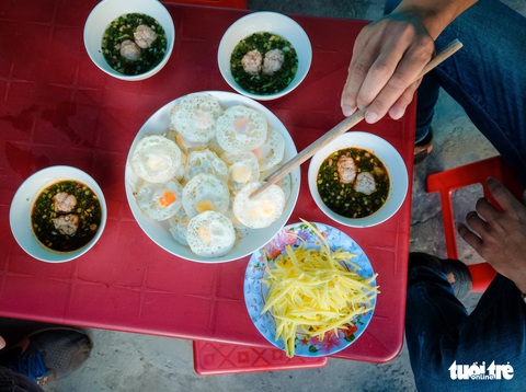 Đến Đà Lạt nhất định phải ăn bánh căn - Ảnh 4. Đến Đà Lạt nhất định phải ăn bánh căn - Ảnh 4.