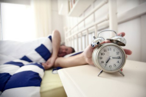 Ngủ nướng vài phút khiến cả não và cơ thể bị rối giữa thức và ngủ - Ảnh 1. Ngủ nướng vài phút khiến cả não và cơ thể bị rối giữa thức và ngủ - Ảnh 1.