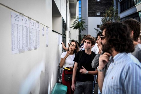 Giáo viên đình công, tạm giữ 30.000 bài thi tú tài của học sinh - Ảnh 1. Giáo viên đình công, tạm giữ 30.000 bài thi tú tài của học sinh - Ảnh 1.