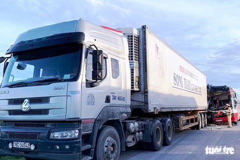 Xe du lịch đâm xe container, 1 người chết, nhiều người nhập viện - Ảnh 2. Xe du lịch đâm xe container, 1 người chết, nhiều người nhập viện - Ảnh 2.