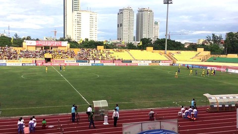 6/14 sân vận động tại V-League không đủ ánh sáng để thi đấu - Ảnh 1. 6/14 sân vận động tại V-League không đủ ánh sáng để thi đấu - Ảnh 1.