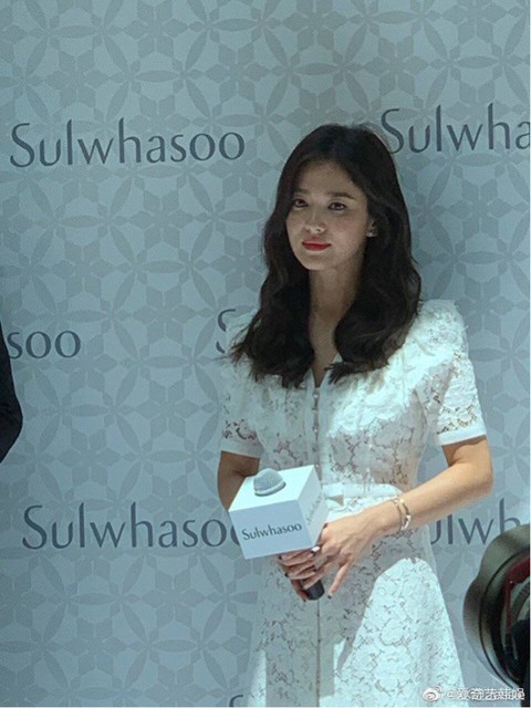 Fan Trung Quốc kéo đến sự kiện Song Hye Kyo xuất hiện sau tin ly hôn - Ảnh 4. Fan Trung Quốc kéo đến sự kiện Song Hye Kyo xuất hiện sau tin ly hôn - Ảnh 4.