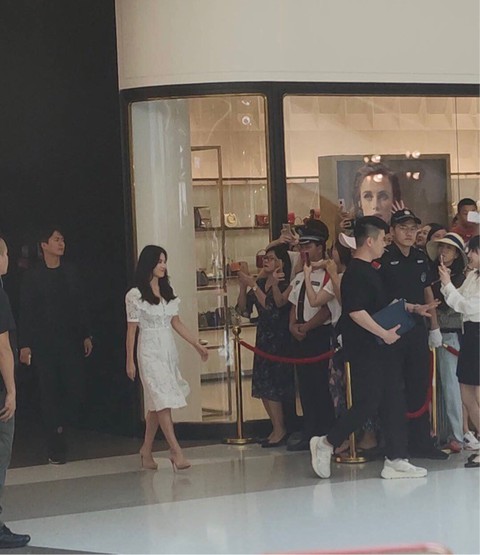 Fan Trung Quốc kéo đến sự kiện Song Hye Kyo xuất hiện sau tin ly hôn - Ảnh 3. Fan Trung Quốc kéo đến sự kiện Song Hye Kyo xuất hiện sau tin ly hôn - Ảnh 3.