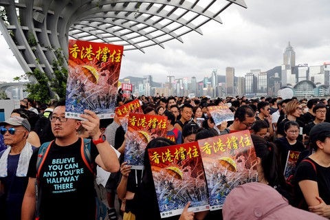 Người Hong Kong biểu tình, lần này nhắm vào du khách Trung Quốc - Ảnh 1. Người Hong Kong biểu tình, lần này nhắm vào du khách Trung Quốc - Ảnh 1.