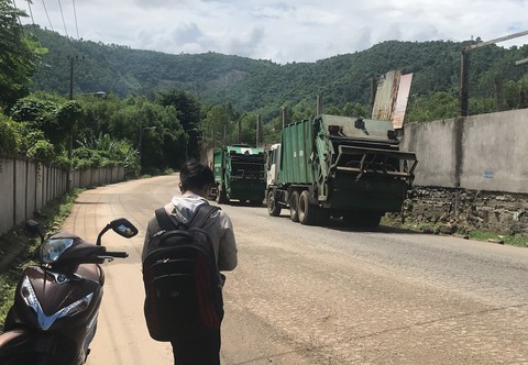 Bãi rác bị chặn, xe rác dọn bãi trên đường đổ rác tạm - Ảnh 2. Bãi rác bị chặn, xe rác dọn bãi trên đường đổ rác tạm - Ảnh 2.