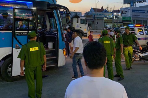 Truy tìm hai kẻ nghi ngáo đá chặn xe khách cướp tiền tài xế - Ảnh 1. Truy tìm hai kẻ nghi ngáo đá chặn xe khách cướp tiền tài xế - Ảnh 1.