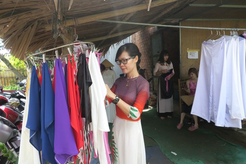 Vườn sen ở TP.HCM hiếm áo yếm mà nhộn nhịp áo dài - Ảnh 3. Vườn sen ở TP.HCM hiếm áo yếm mà nhộn nhịp áo dài - Ảnh 3.