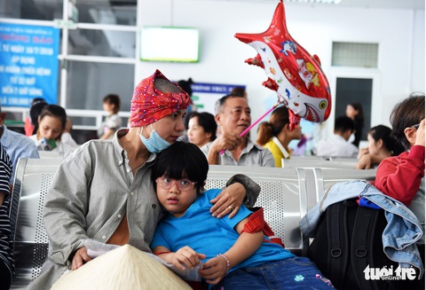Người mẹ cạo đầu để cùng con chống chọi với ung thư - Ảnh 5. Người mẹ cạo đầu để cùng con chống chọi với ung thư - Ảnh 5.