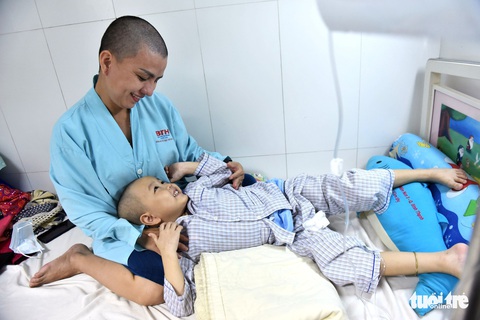 Người mẹ cạo đầu để cùng con chống chọi với ung thư - Ảnh 1. Người mẹ cạo đầu để cùng con chống chọi với ung thư - Ảnh 1.