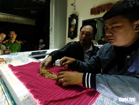 Cầm búa cướp tiệm vàng trong chớp mắt và bị bắt chớp nhoáng - Ảnh 2. Cầm búa cướp tiệm vàng trong chớp mắt và bị bắt chớp nhoáng - Ảnh 2.