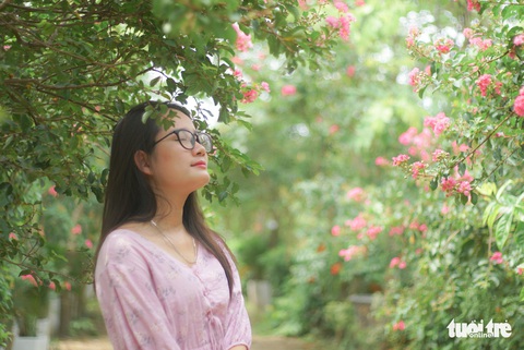 Con đường hoa tường vi chỉ 200m như một thế giới lạ - Ảnh 5. Con đường hoa tường vi chỉ 200m như một thế giới lạ - Ảnh 5.