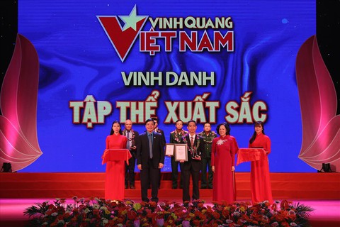 Cầu thủ Quang Hải, doanh nhân Johnathan Hạnh Nguyễn được vinh danh Vinh quang VN - Ảnh 1. Cầu thủ Quang Hải, doanh nhân Johnathan Hạnh Nguyễn được vinh danh Vinh quang VN - Ảnh 1.
