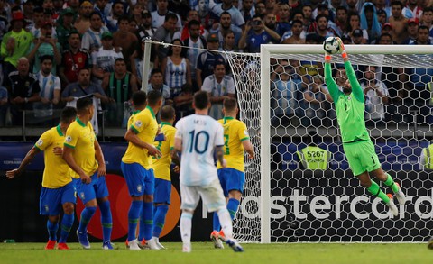 Alves tuổi 36 nhận danh hiệu Cầu thủ hay nhất Copa America 2019 - Ảnh 2. Alves tuổi 36 nhận danh hiệu Cầu thủ hay nhất Copa America 2019 - Ảnh 2.