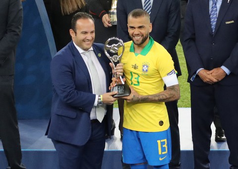 Alves tuổi 36 nhận danh hiệu Cầu thủ hay nhất Copa America 2019 - Ảnh 1. Alves tuổi 36 nhận danh hiệu Cầu thủ hay nhất Copa America 2019 - Ảnh 1.