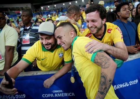 Alves tuổi 36 nhận danh hiệu Cầu thủ hay nhất Copa America 2019 - Ảnh 3. Alves tuổi 36 nhận danh hiệu Cầu thủ hay nhất Copa America 2019 - Ảnh 3.