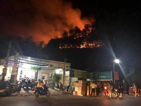 Rừng ở Hà Tĩnh lại cháy đỏ rực trong đêm - Ảnh 3. Rừng ở Hà Tĩnh lại cháy đỏ rực trong đêm - Ảnh 3.