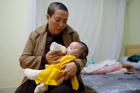 Sư cô làm mẹ: Phần sống của tôi xin đổi cho con - Ảnh 2. Sư cô làm mẹ: Phần sống của tôi xin đổi cho con - Ảnh 2.