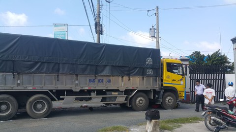 Xe tải rẽ vào nhà máy gạo cán chết người đàn ông đi xe máy - Ảnh 1. Xe tải rẽ vào nhà máy gạo cán chết người đàn ông đi xe máy - Ảnh 1.