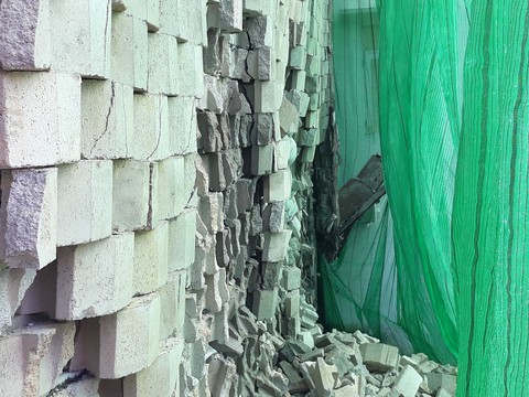 Bắt đầu tháo dỡ bức tường thành Đồi Xanh - Ảnh 4. Bắt đầu tháo dỡ bức tường thành Đồi Xanh - Ảnh 4.