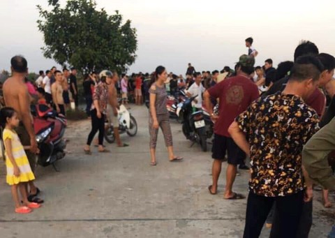 Rủ nhau tắm sông, 3 cháu nhỏ chết đuối - Ảnh 1. Rủ nhau tắm sông, 3 cháu nhỏ chết đuối - Ảnh 1.