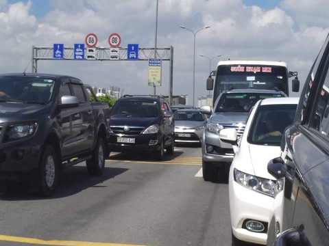 Kẹt xe không nhúc nhích trên cao tốc TP.HCM - Long Thành - Dầu Giây suốt 3 giờ - Ảnh 1. Kẹt xe không nhúc nhích trên cao tốc TP.HCM - Long Thành - Dầu Giây suốt 3 giờ - Ảnh 1.