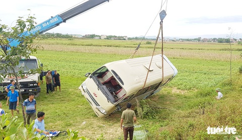 Nghi bị nữ công nhân nắm tay, tài xế làm xe mất lái lật xuống ruộng - Ảnh 3. Nghi bị nữ công nhân nắm tay, tài xế làm xe mất lái lật xuống ruộng - Ảnh 3.