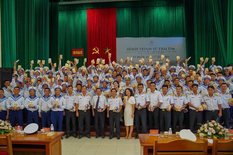 Hành trình Từ Trái Tim: Vượt ngàn hải lý trao tặng sách quý - Ảnh 1. Hành trình Từ Trái Tim: Vượt ngàn hải lý trao tặng sách quý - Ảnh 1.
