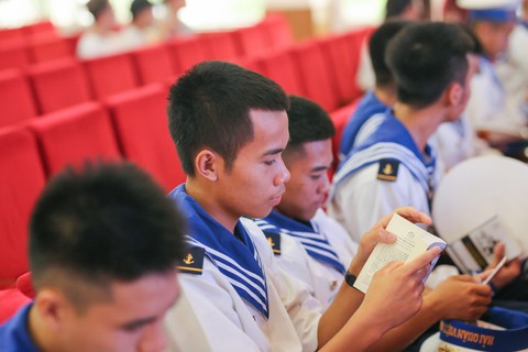 Hành trình Từ Trái Tim: Vượt ngàn hải lý trao tặng sách quý - Ảnh 14. Hành trình Từ Trái Tim: Vượt ngàn hải lý trao tặng sách quý - Ảnh 14.