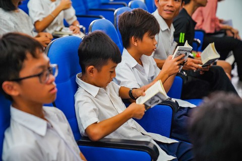 Hành trình Từ Trái Tim: Vượt ngàn hải lý trao tặng sách quý - Ảnh 15. Hành trình Từ Trái Tim: Vượt ngàn hải lý trao tặng sách quý - Ảnh 15.
