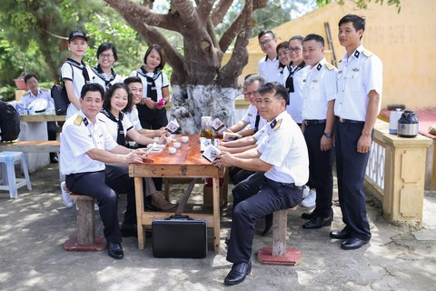 Hành trình Từ Trái Tim: Vượt ngàn hải lý trao tặng sách quý - Ảnh 16. Hành trình Từ Trái Tim: Vượt ngàn hải lý trao tặng sách quý - Ảnh 16.